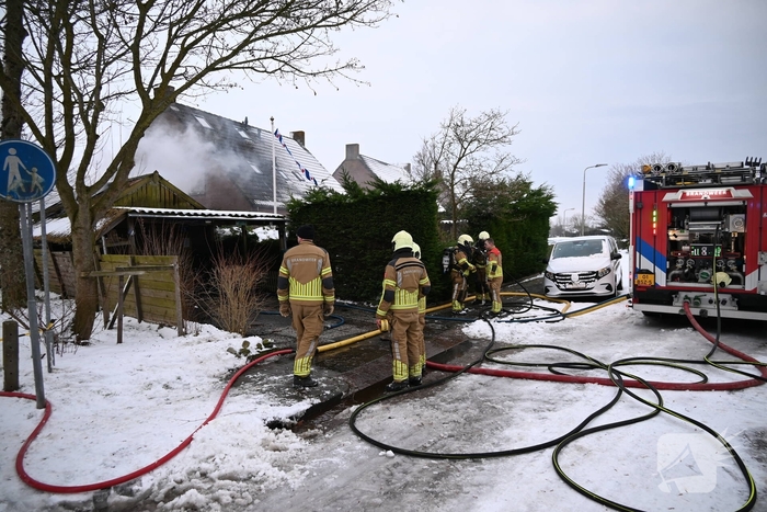 Brandweer redt dieren uit woning en voorkomt overslag