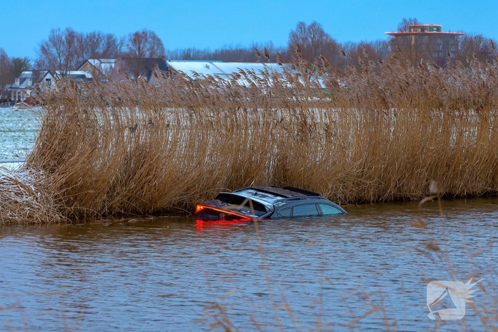 Inzittenden verlaten te water geraakt voertuig via schuifdak