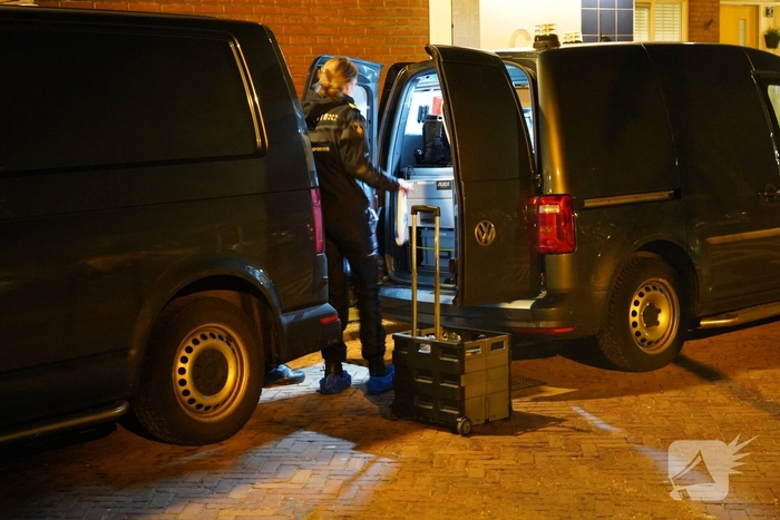 Vrouw overleden aangetroffen, man aangehouden