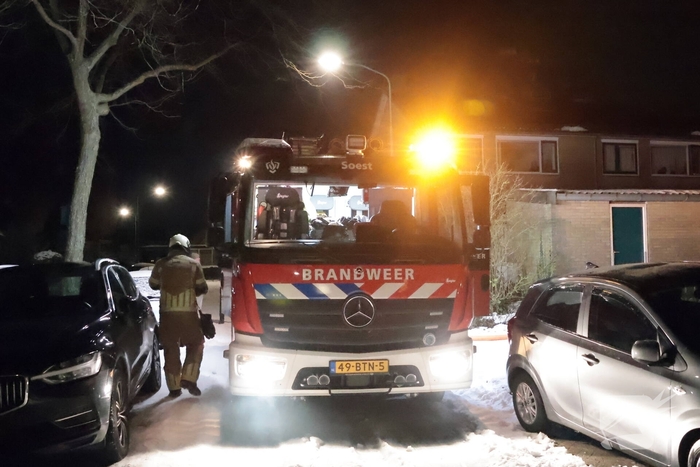 Brand door vuurpijl in achtertuin