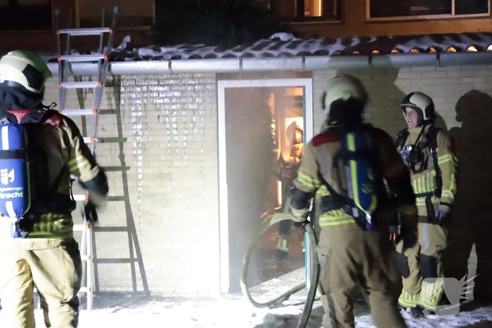 Brand door vuurpijl in achtertuin