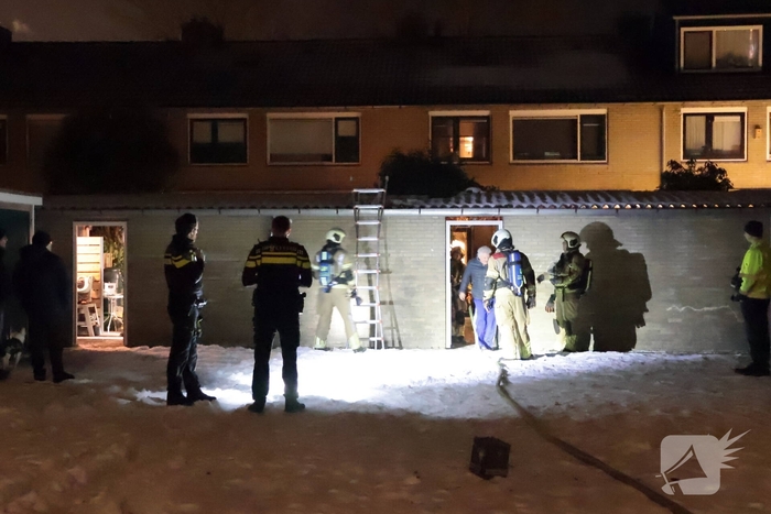 Brand door vuurpijl in achtertuin