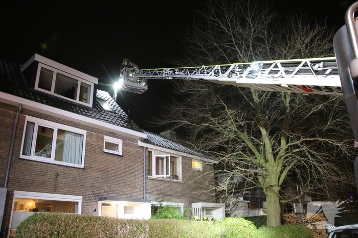 Brandweer dooft schoorsteenbrand