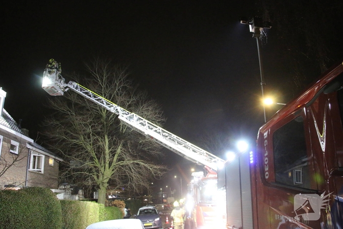Brandweer dooft schoorsteenbrand