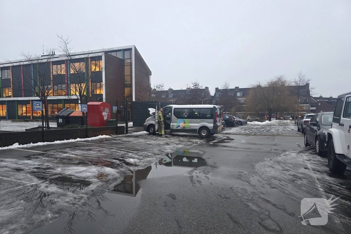 Bus in brand op parkeerterrein van school