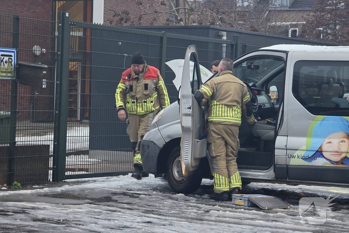 Bus in brand op parkeerterrein van school