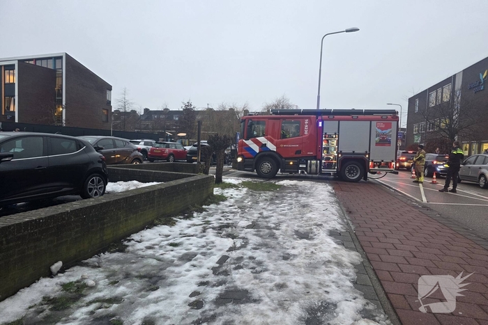 Bus in brand op parkeerterrein van school