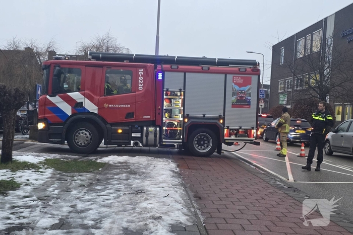 Bus in brand op parkeerterrein van school