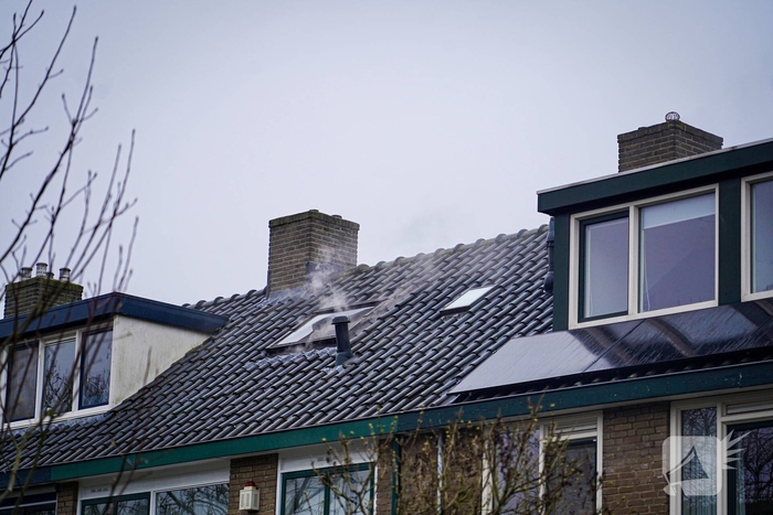 Bewoners niet thuis tijdens zolderbrand, twee katten gered