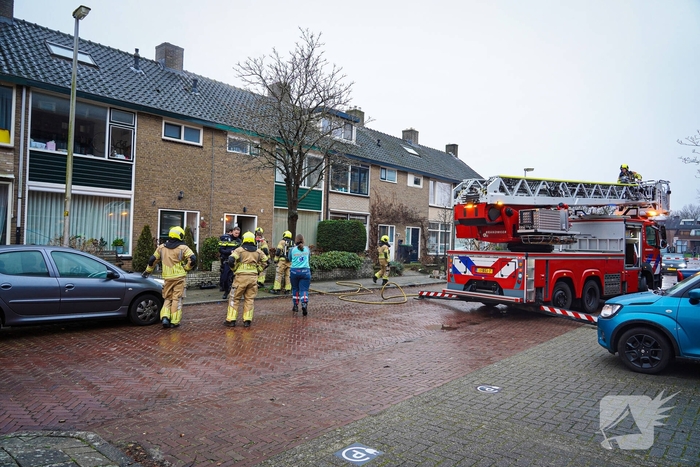 Bewoners niet thuis tijdens zolderbrand, twee katten gered