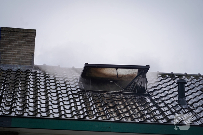 Bewoners niet thuis tijdens zolderbrand, twee katten gered