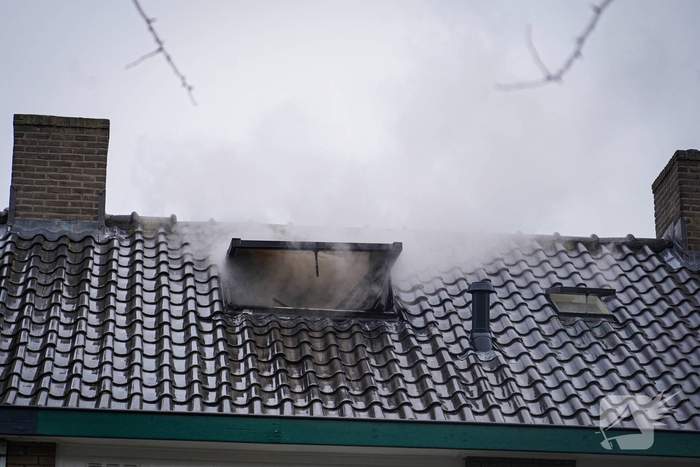 Bewoners niet thuis tijdens zolderbrand, twee katten gered