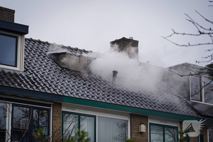 Bewoners niet thuis tijdens zolderbrand, twee katten gered