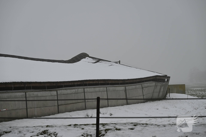 Brandweer opgeroepen nadat dak van stal inzakt