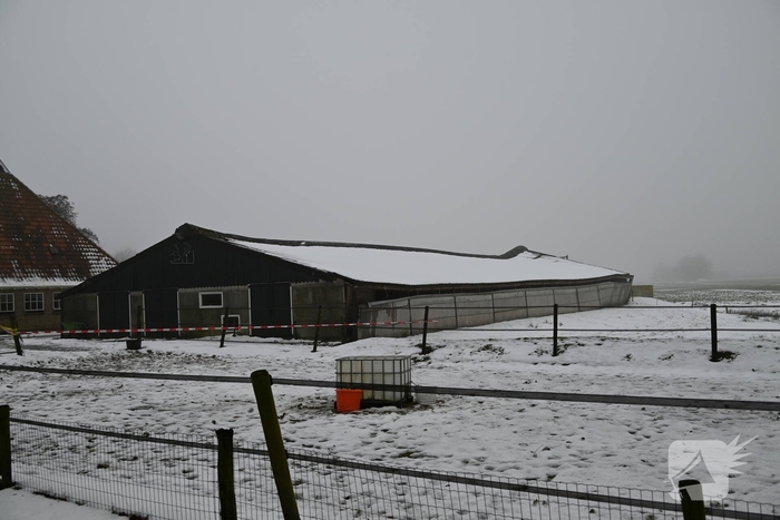 Brandweer opgeroepen nadat dak van stal inzakt