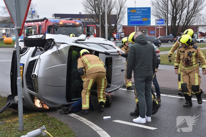 Persoon bekneld in auto na ongeval