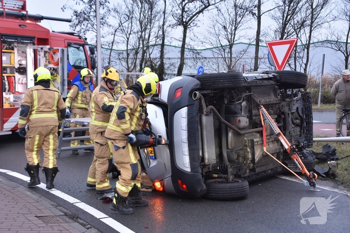 Persoon bekneld in auto na ongeval