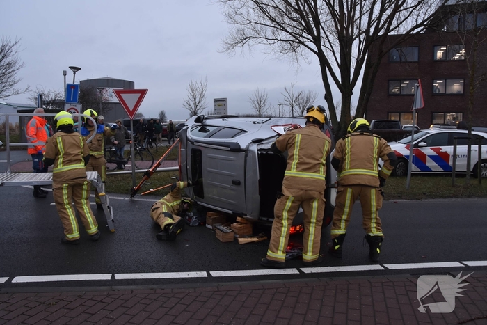 Persoon bekneld in auto na ongeval