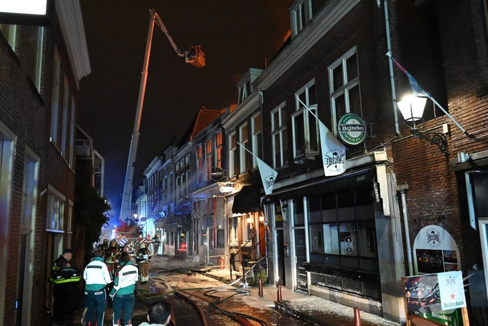 Grote brand in woning leidt tot massale brandweerinzet
