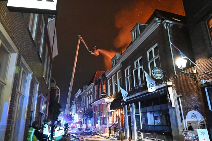 Grote brand in woning leidt tot massale brandweerinzet