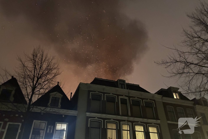 Grote brand in woning leidt tot massale brandweerinzet