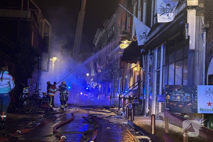 Grote brand in woning leidt tot massale brandweerinzet