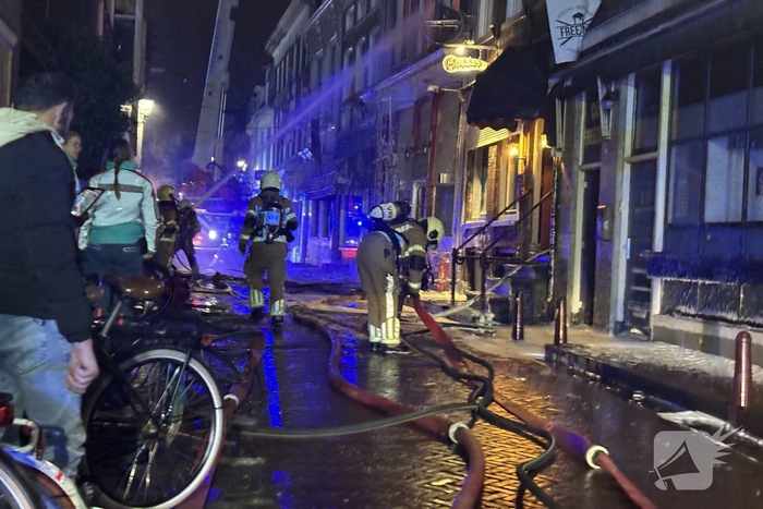 Grote brand in woning leidt tot massale brandweerinzet