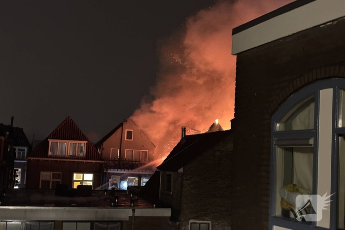 Grote brand in woning leidt tot massale brandweerinzet
