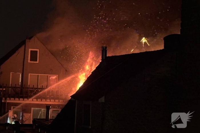 Grote brand in woning leidt tot massale brandweerinzet
