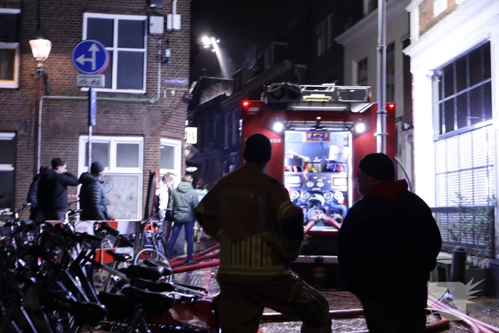 Grote brand in woning leidt tot massale brandweerinzet