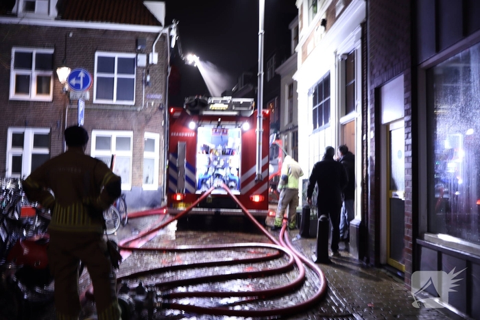 Grote brand in woning leidt tot massale brandweerinzet