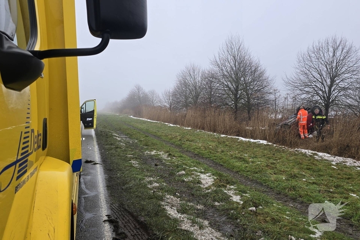 Automobilist raakt van de weg en komt op de kop tot stilstand
