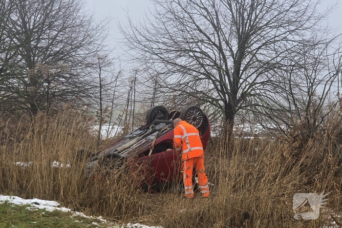 Automobilist raakt van de weg en komt op de kop tot stilstand