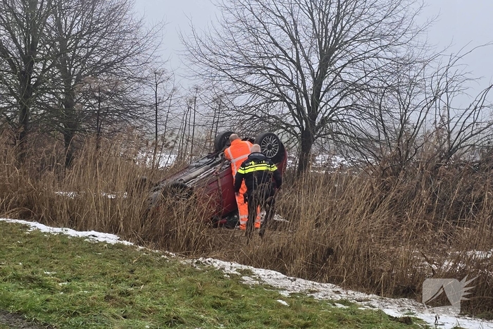 Automobilist raakt van de weg en komt op de kop tot stilstand
