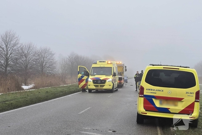 Automobilist raakt van de weg en komt op de kop tot stilstand