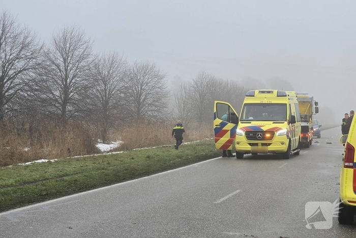 Automobilist raakt van de weg en komt op de kop tot stilstand