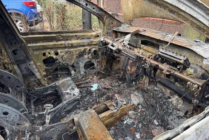 Uitgebrande auto staat al twee weken in woonwijk