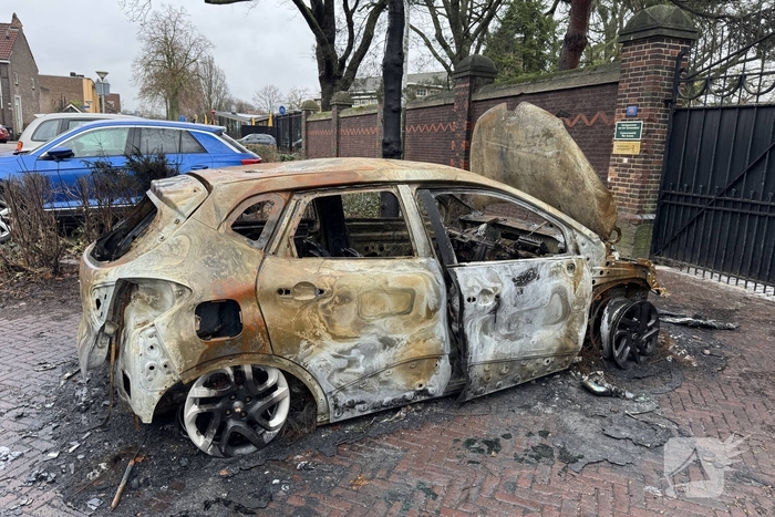 Uitgebrande auto staat al twee weken in woonwijk