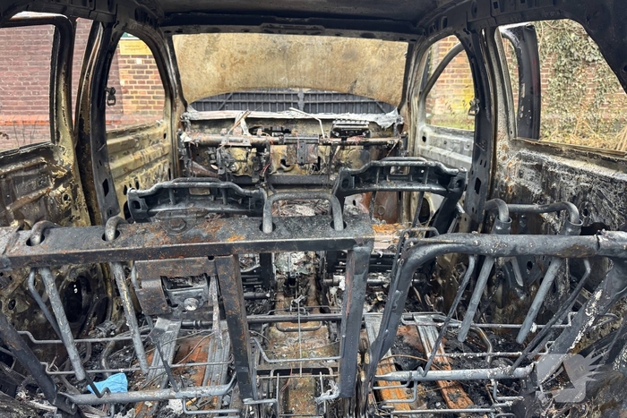 Uitgebrande auto staat al twee weken in woonwijk