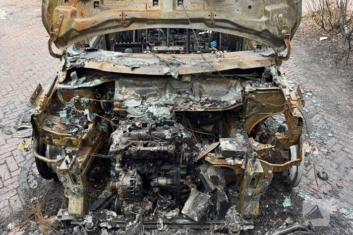 Uitgebrande auto staat al twee weken in woonwijk