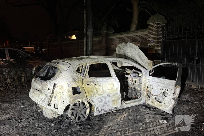 Uitgebrande auto staat al twee weken in woonwijk