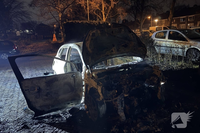 Uitgebrande auto staat al twee weken in woonwijk