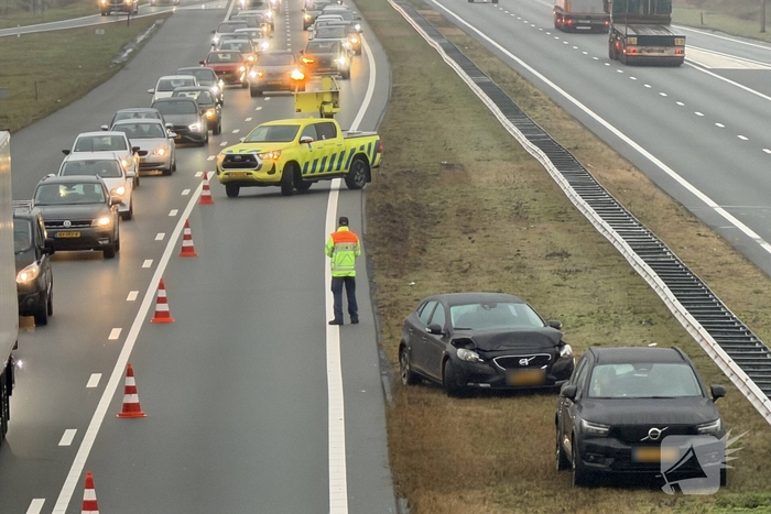Ongeval tussen twee auto's veroorzaakt lange file