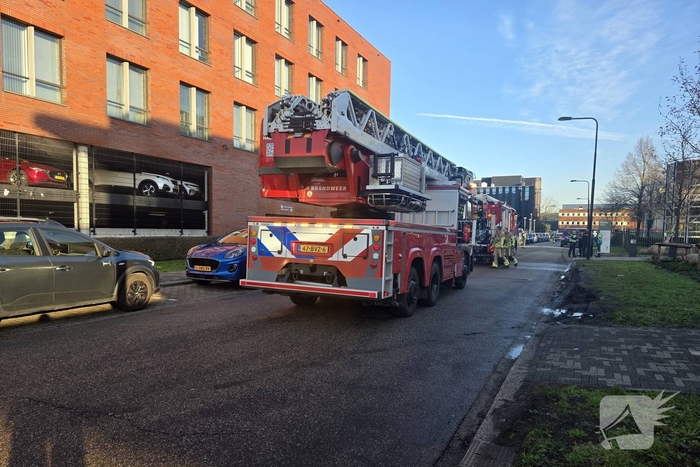 Autobrand in parkeergarage vraagt om snelle hulp