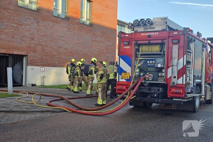 Autobrand in parkeergarage vraagt om snelle hulp