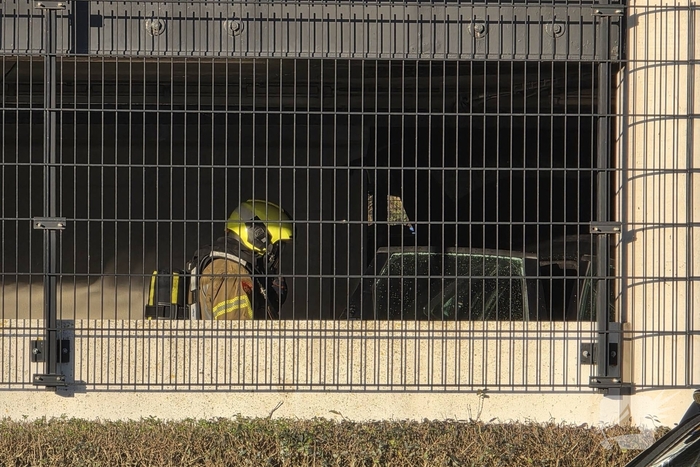 Autobrand in parkeergarage vraagt om snelle hulp