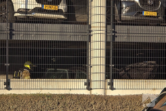 Autobrand in parkeergarage vraagt om snelle hulp