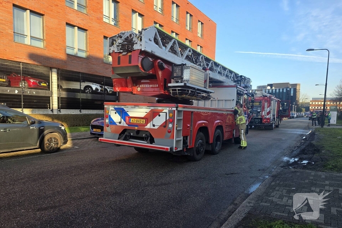 Autobrand in parkeergarage vraagt om snelle hulp
