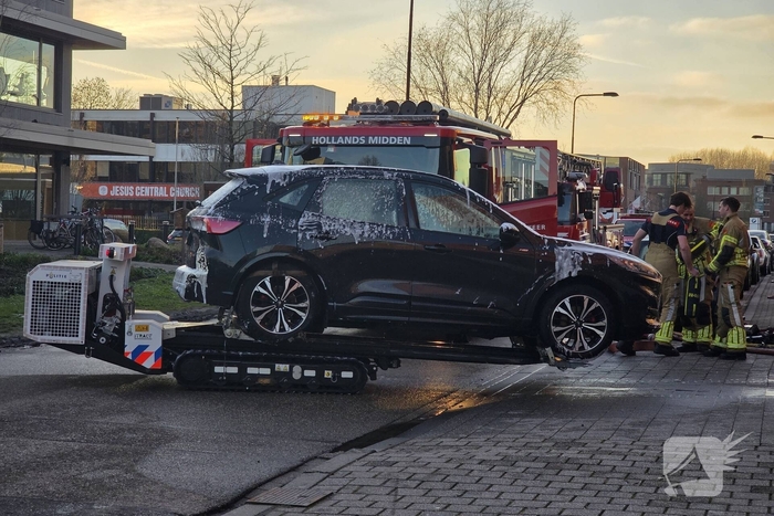 Autobrand in parkeergarage vraagt om snelle hulp