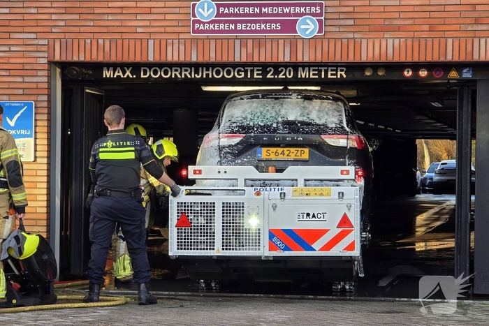 Autobrand in parkeergarage vraagt om snelle hulp